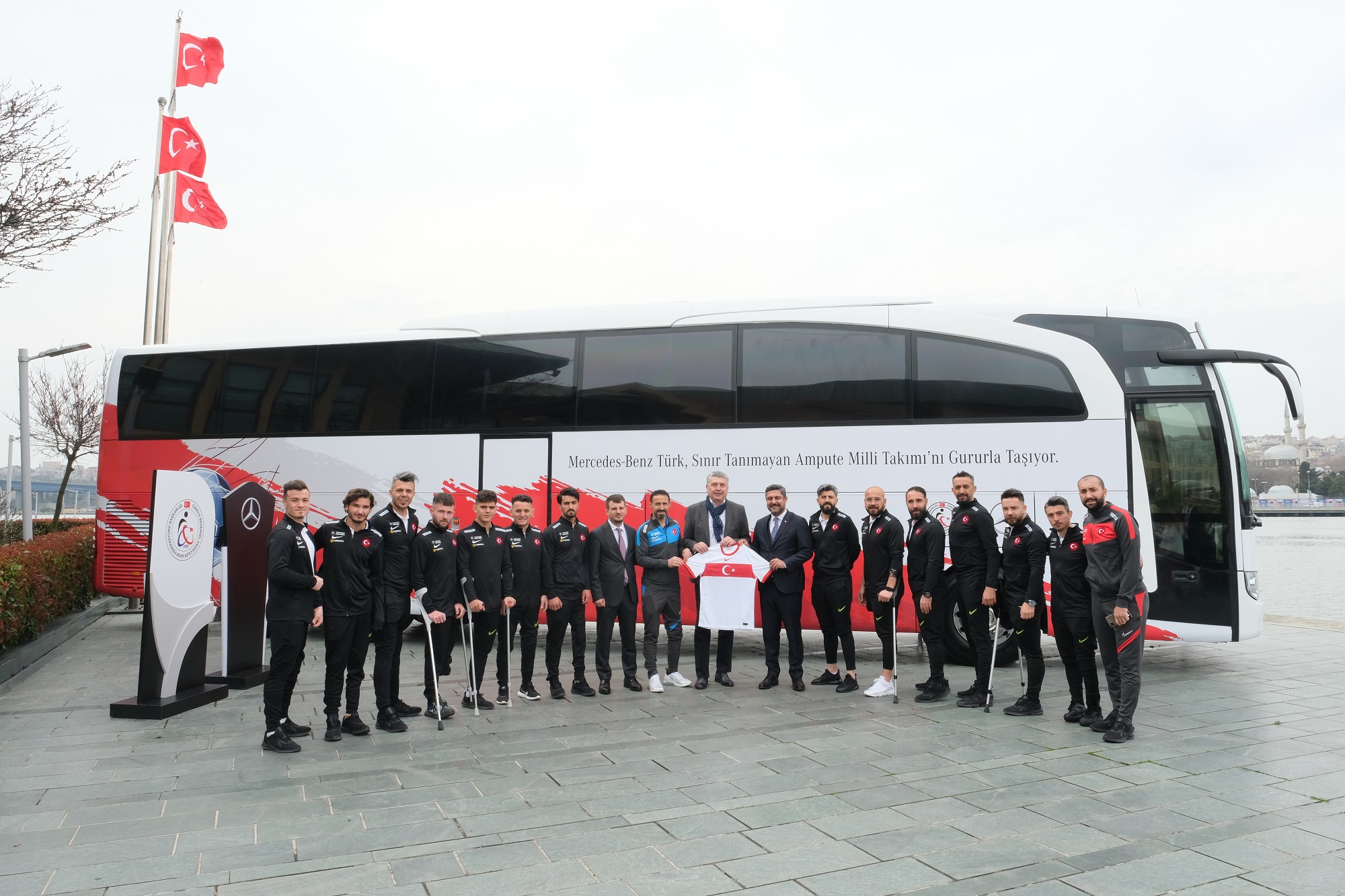 Mercedes-Benz Türk, Ampute Futbol Milli Takımı’nın resmi ulaşım sponsoru oldu