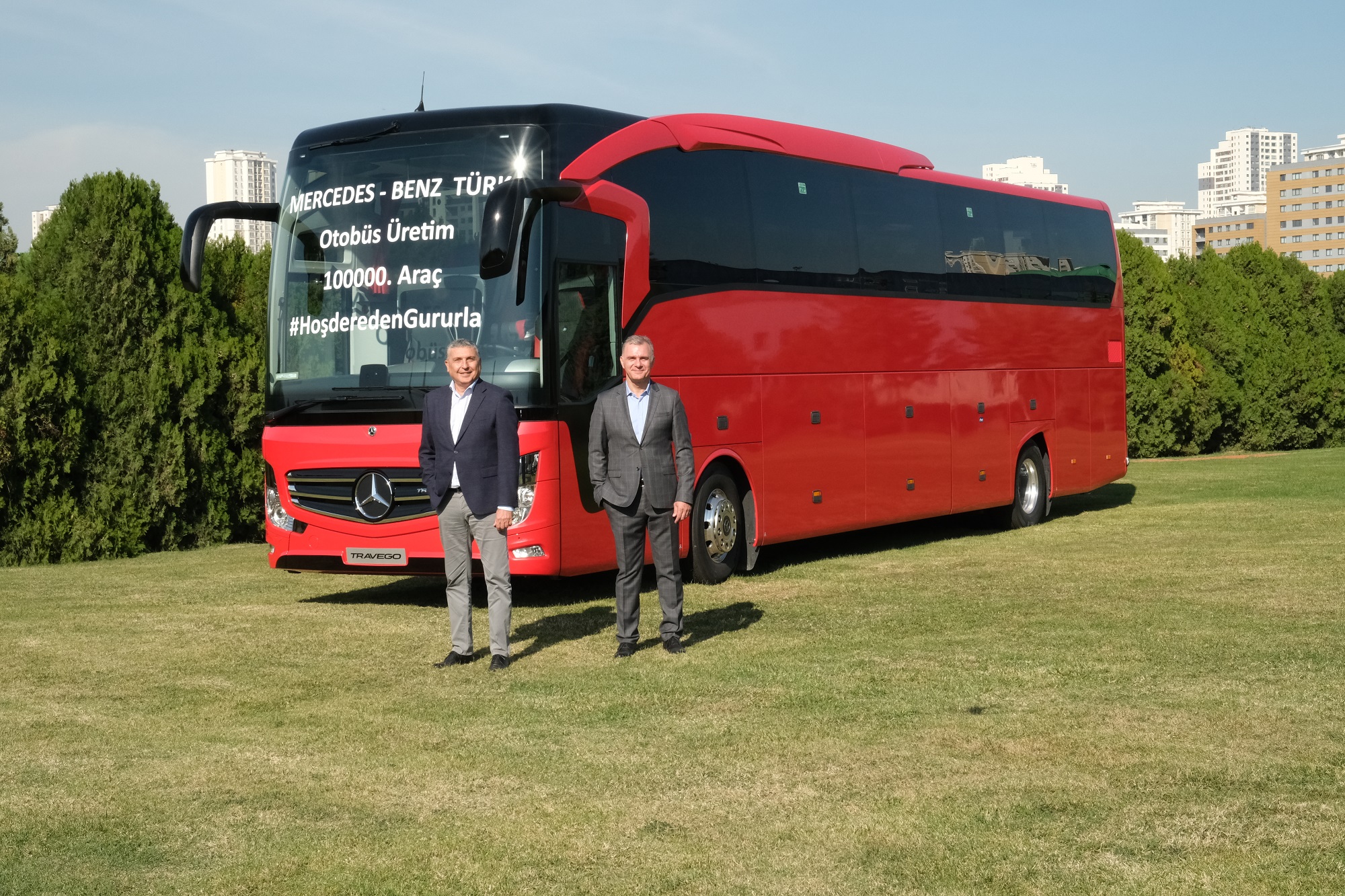 Mercedes-Benz Türk 100 bininci otobüsünü banttan indirdi