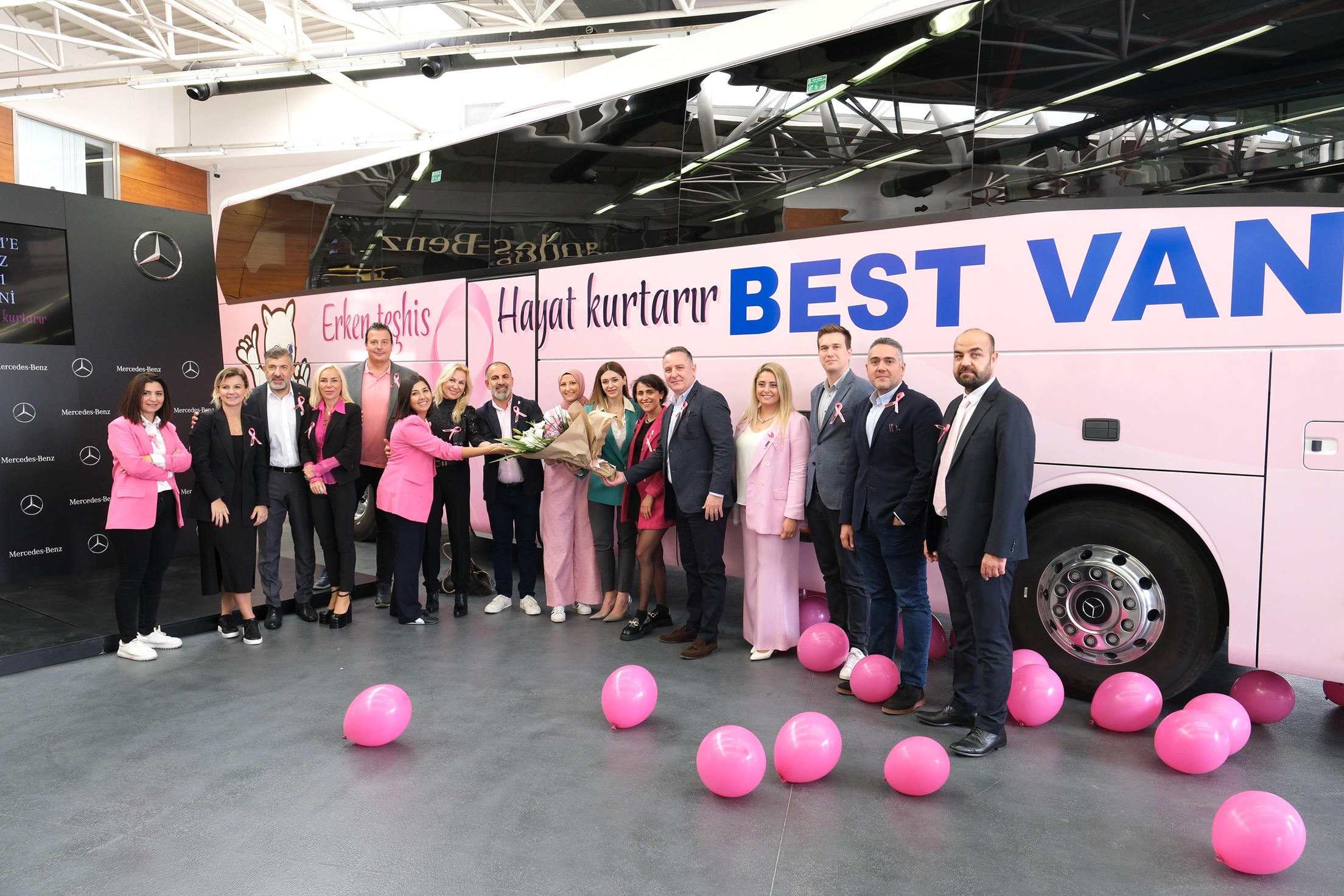 Pembe tasarımıyla giydirilen Mercedes-Benz Travego 16 2+1 Best Van Turizm’e teslim edildi