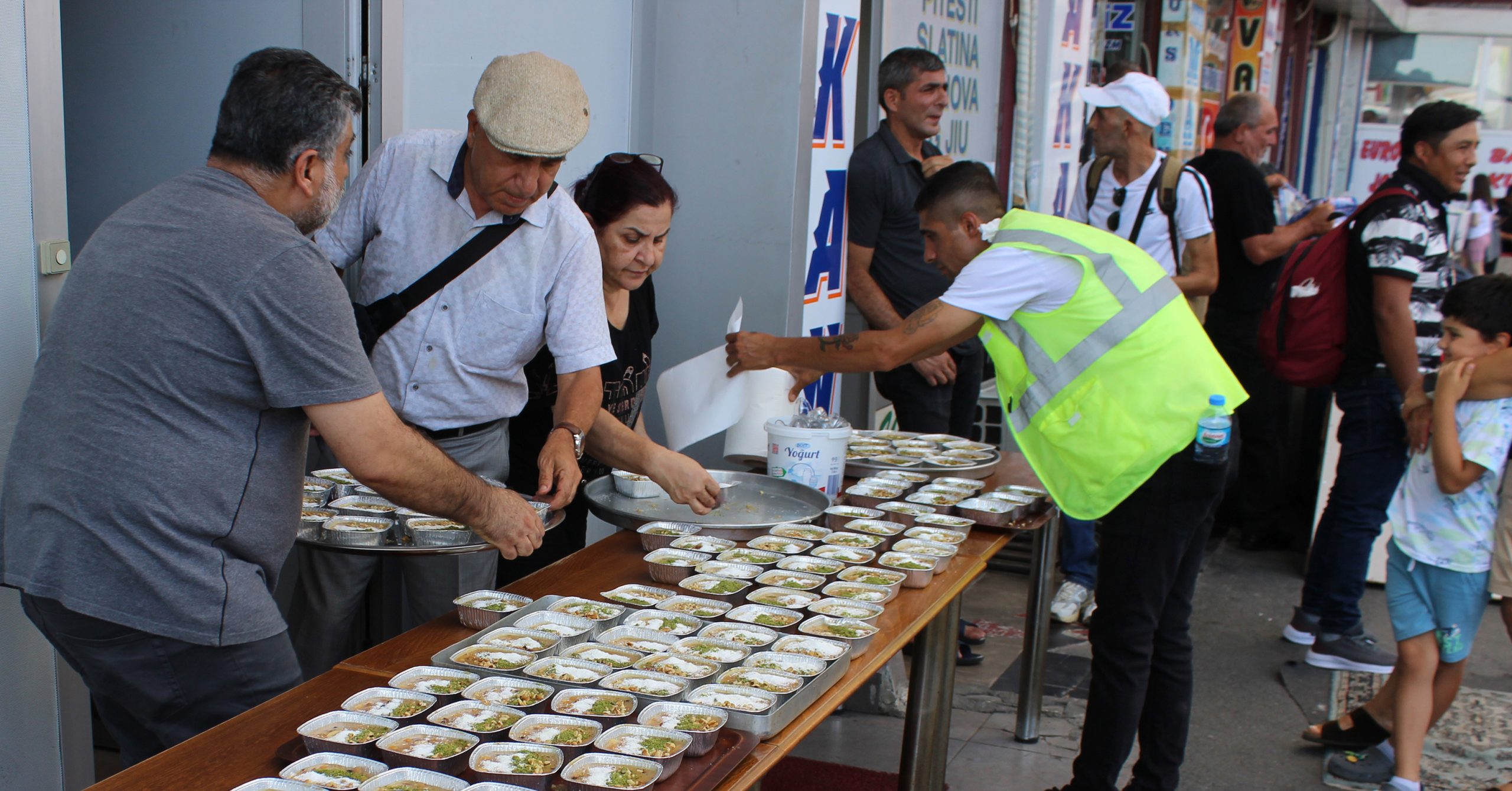 EMNİYET TERMİNALİ’nden binleri ağırlayan aşure sofrası