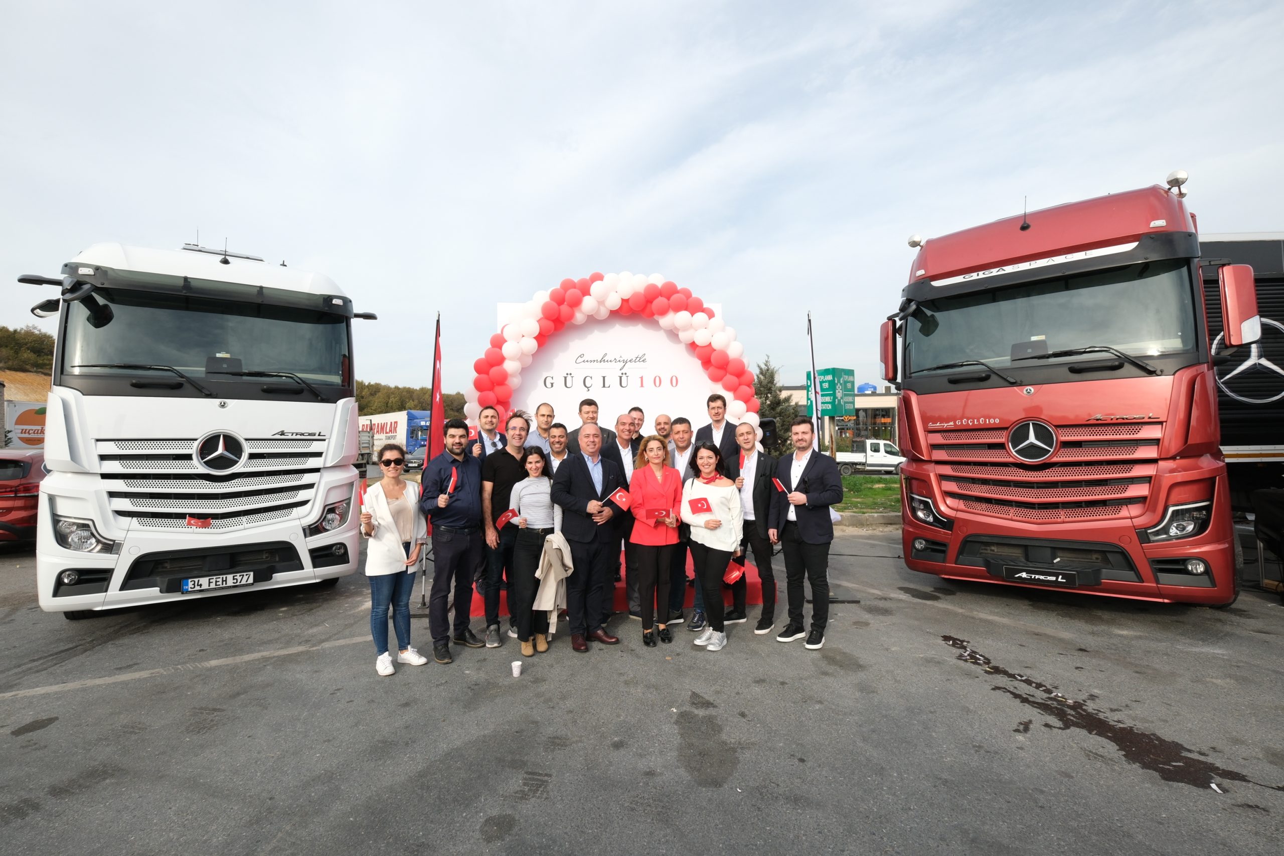 Mercedes-Benz Türk’ün Sağlık Bakım Tırı, uzun yol şoförleriyle Cumhuriyetin 100. yılında buluştu