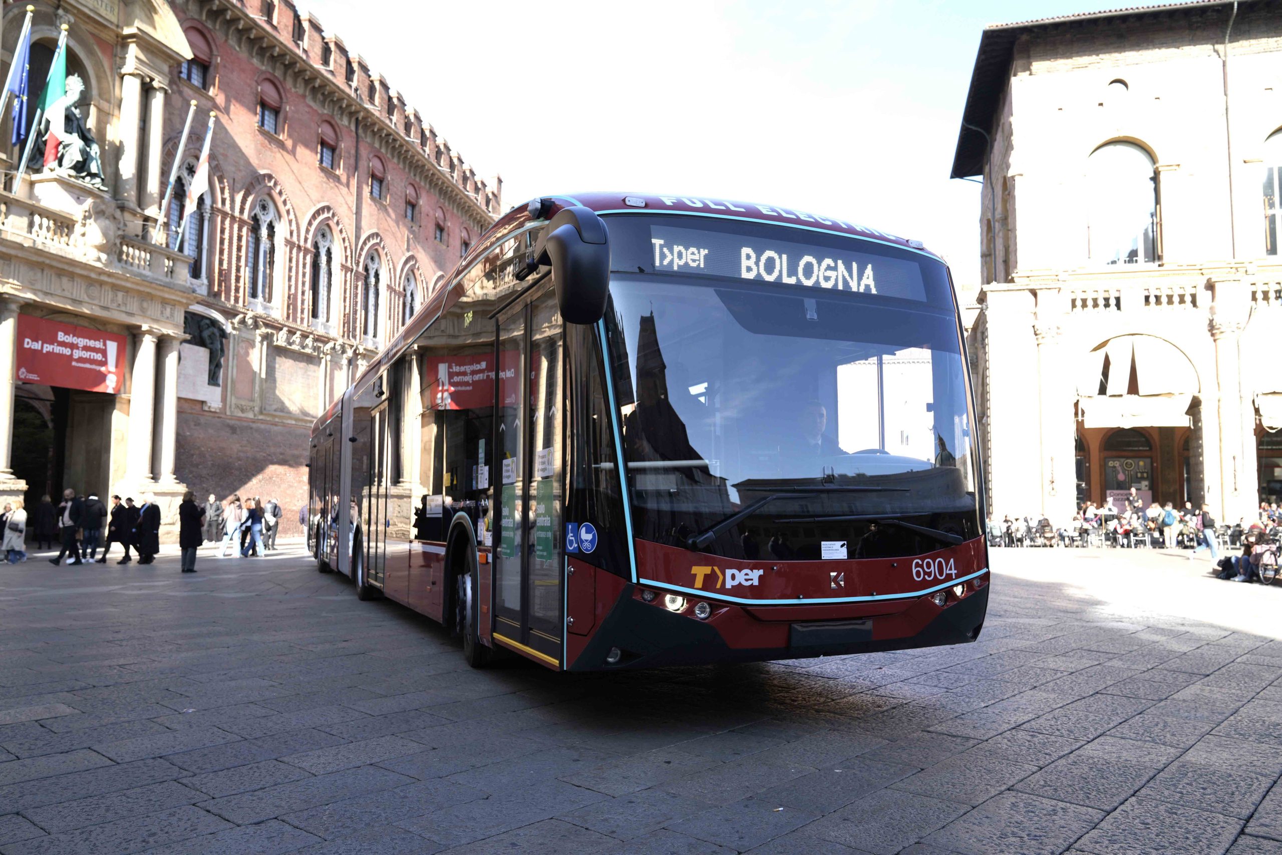 Karsan Bologna’da Hizmet Verecek 18 Metrelik e-ATA Otobüslerinin TPER’e Teslimatı Başladı!
