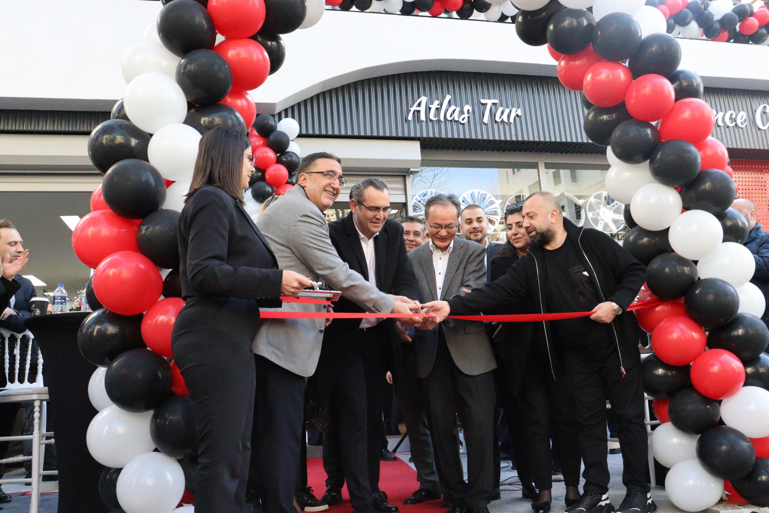 Bridgestone’un ayrıcalıklı hizmet konseptli mağazası Performance Center, İstanbul Anadolu yakasında açıldı