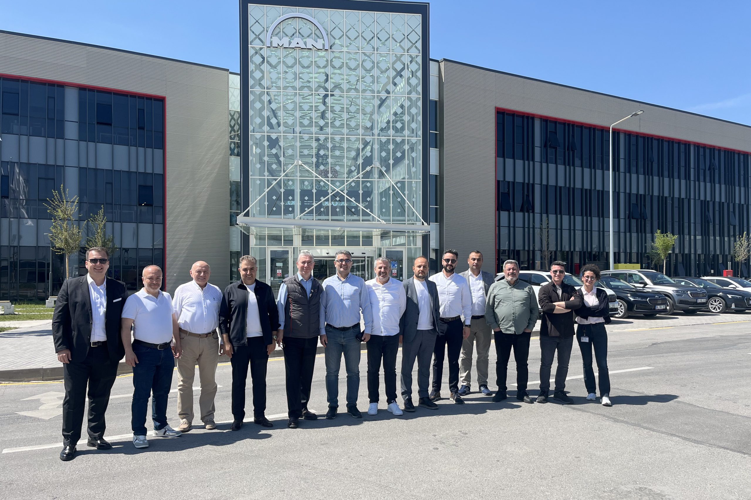 KÂMİL KOÇ VE MAN’DAN GÜÇLÜ İŞ BİRLİĞİ ZİYARETİ