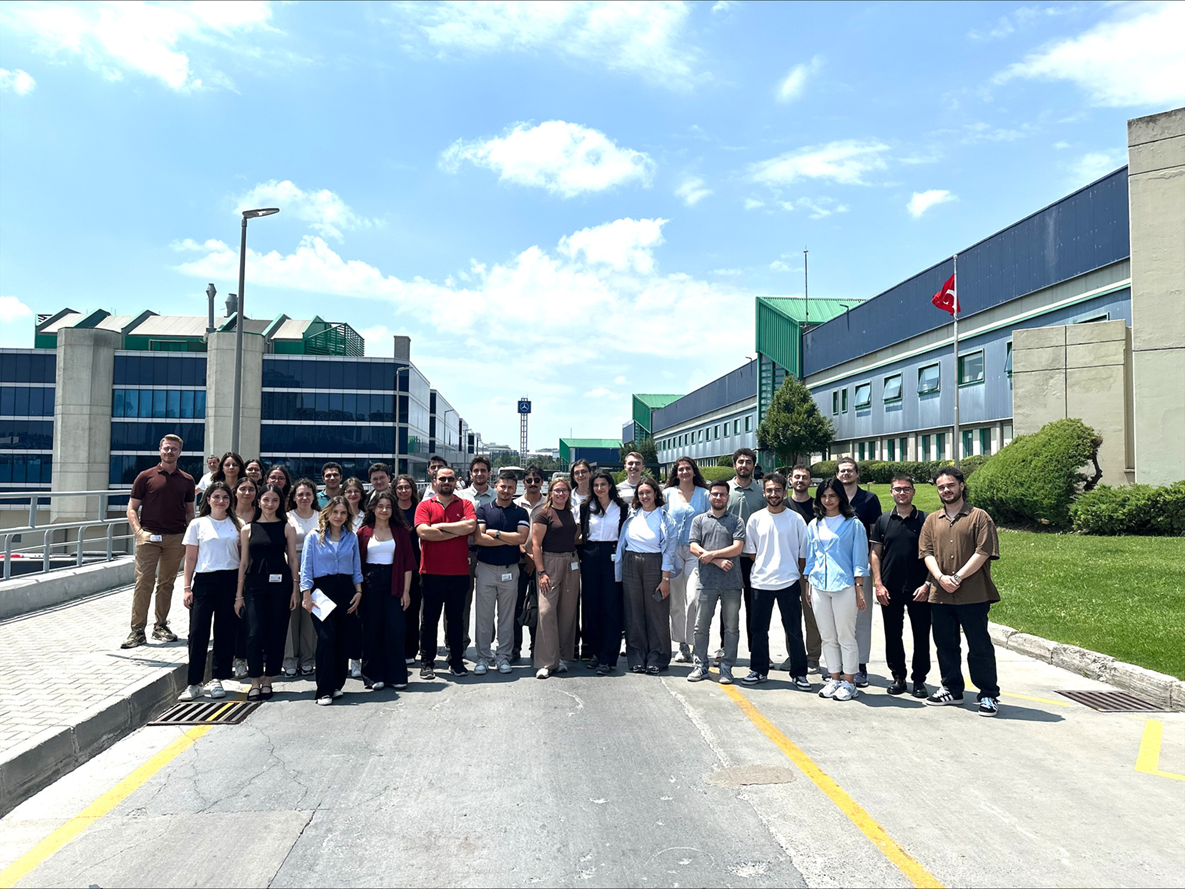 Mercedes-Benz Türk Gençleri Geleceğe Hazırlıyor