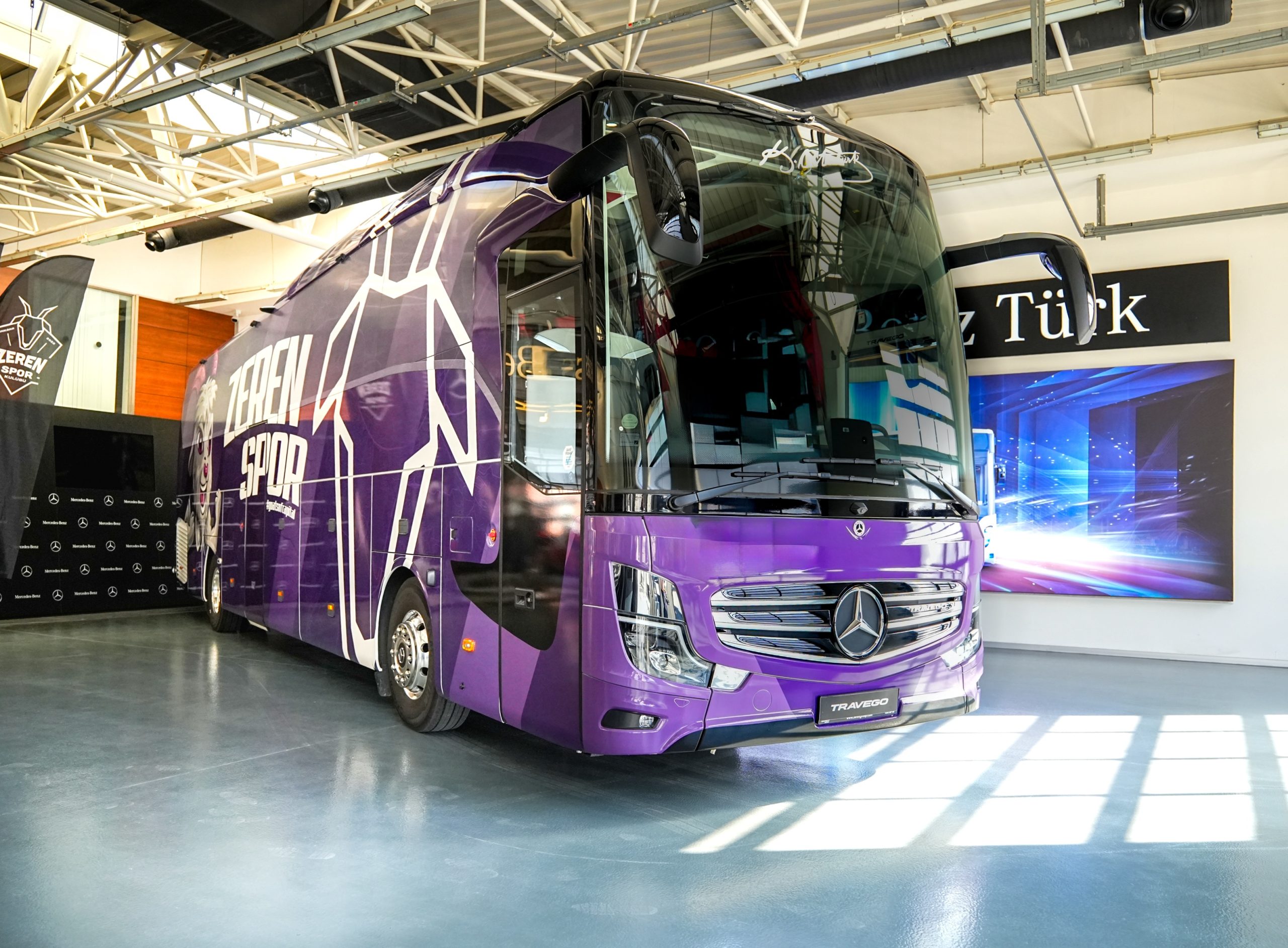 Zeren Group, teslim aldığı Travego 16 2+1 otobüs ile sahalara eşlik ediyor