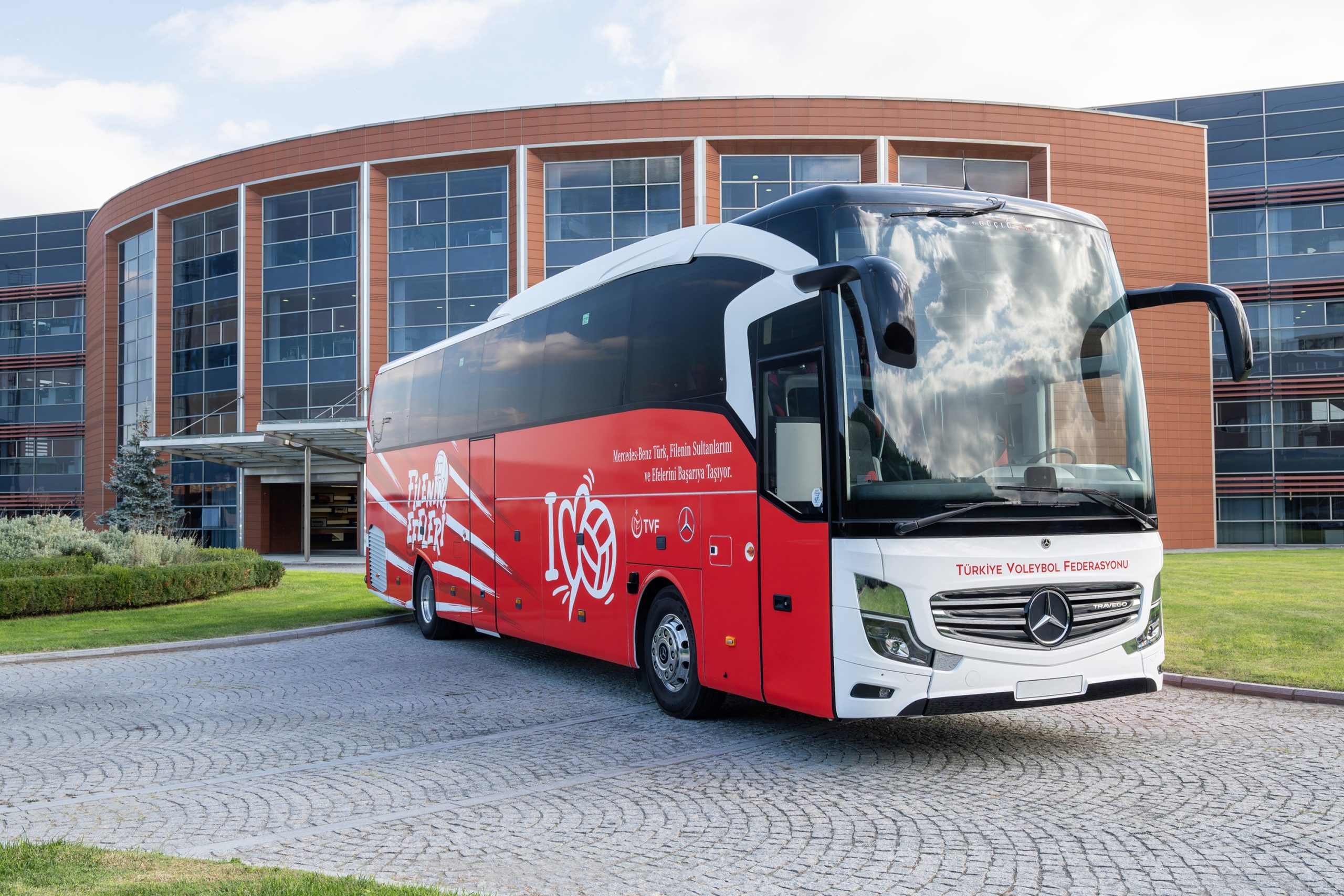 Mercedes-Benz Türk, A Milli Voleybol Takımlarının Resmi Ulaşım Sponsoru Olmaya Devam Ediyor_1